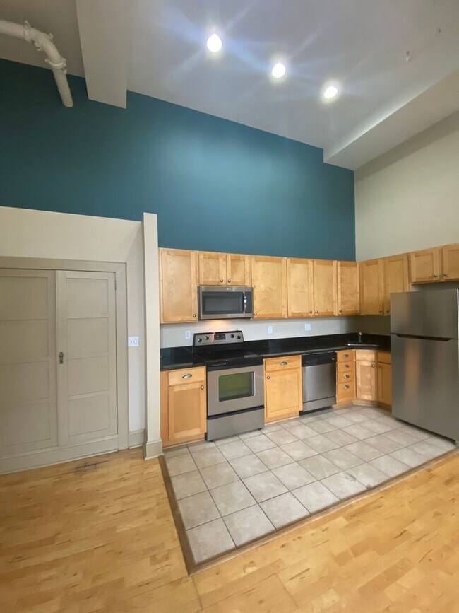 Building Photo - Renovated 2 Bed 1 Bath Apartment with W/D!