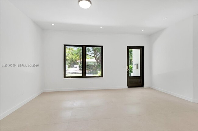 Building Photo - 950 Bayamo Ave