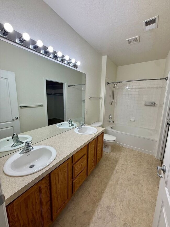 Building Photo - MUST SEE 2 Bed/2 Bath Condo in the Lakeshore at Centerra!