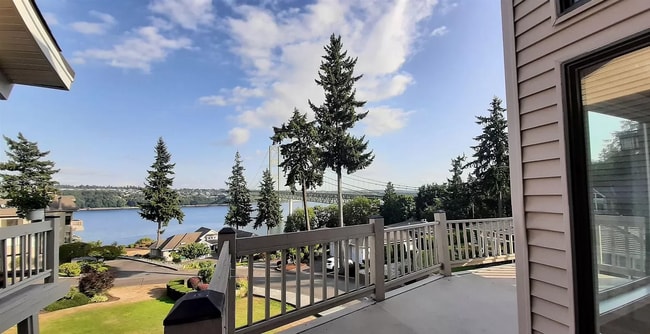Building Photo - Stunning 2-Bedroom Condo with Panoramic Views in Gig Harbor