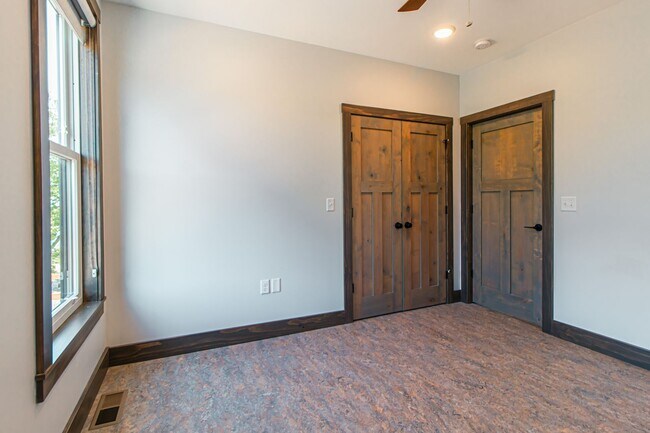 Building Photo - AVAILABLE AUGUST - Beautifully Renovated 2...