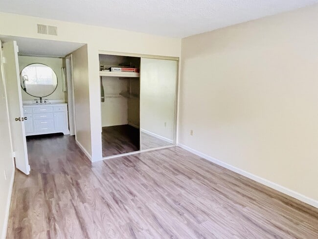 Building Photo - 6856 Hyde Park Dr
