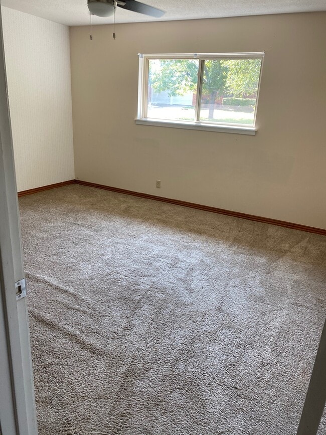 Building Photo - 2914 Hemlock Dr