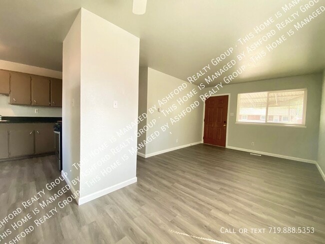 Building Photo - 2230 Ivanhoe Dr
