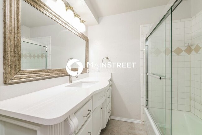 Building Photo - 4 Bedroom Pet-Friendly Home in EDMOND, OK with Main Street Renewal