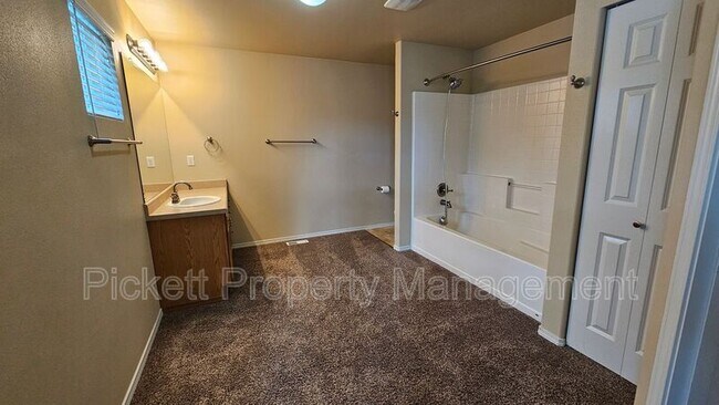 Building Photo - 2369 SW Siskin Cir
