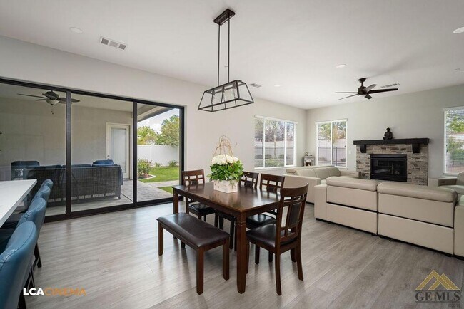 Building Photo - Luxury Living in Windermere Seven Oaks: Modern 5 Bed, 3 Bath Home with Pool, Solar, and Gated Nei...