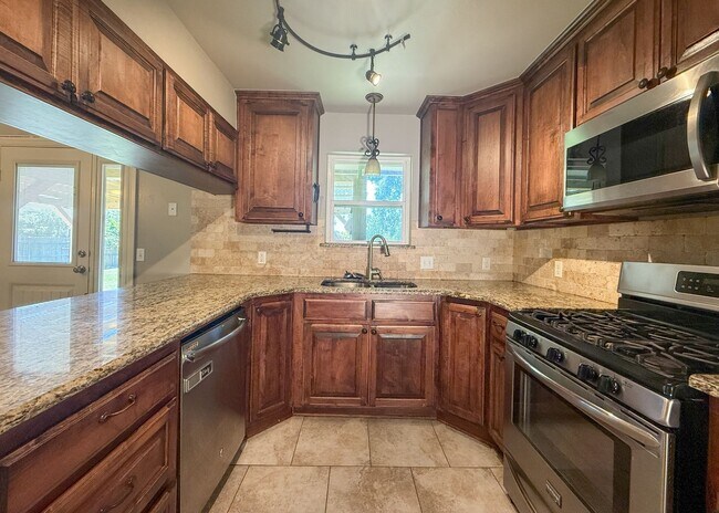 Building Photo - 5 Bedrooms | 3 Bathrooms | 2 Car Garage | Moore Schools