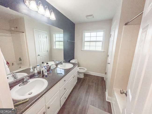 Building Photo - 613 Waverly Ln