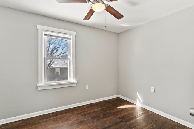 Building Photo - 1119 E 84th St