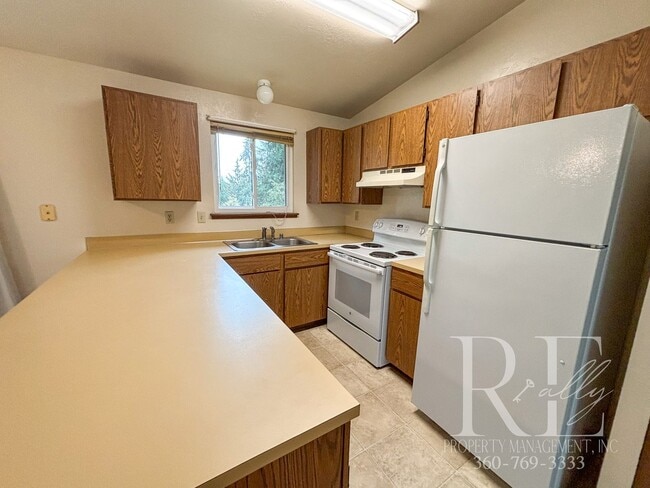 Building Photo - Charming 2-Story Duplex in Silverdale