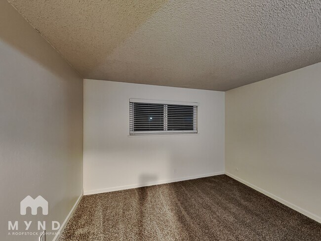 Building Photo - 870 Burbank Dr