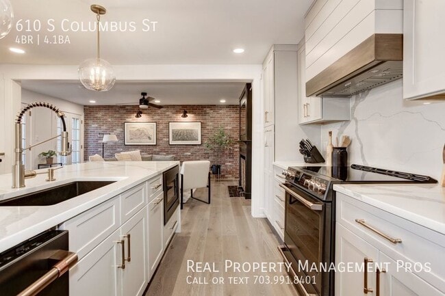 Building Photo - Stunning Corner Townhouse, Old Town Alexan...