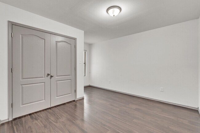 Building Photo - 204 Welland Dr