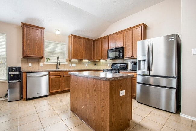 Building Photo - Gorgeous 3BR/2.5 Bath Single Family Home i...