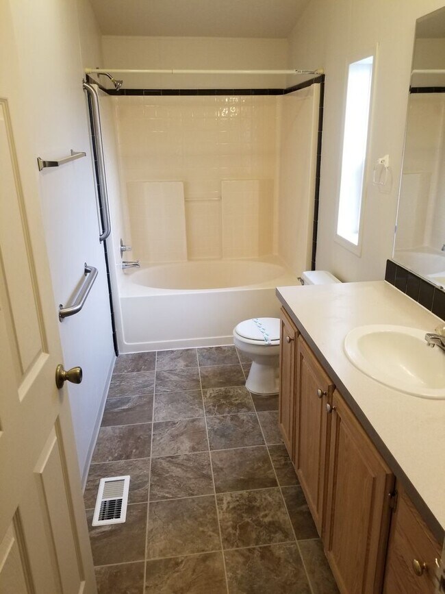 Building Photo - Pet Friendly 4 bedroom 2 bath home with a carport near Albany, OR