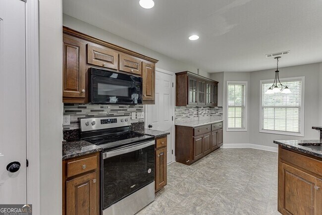Building Photo - 323 Deer Run Dr