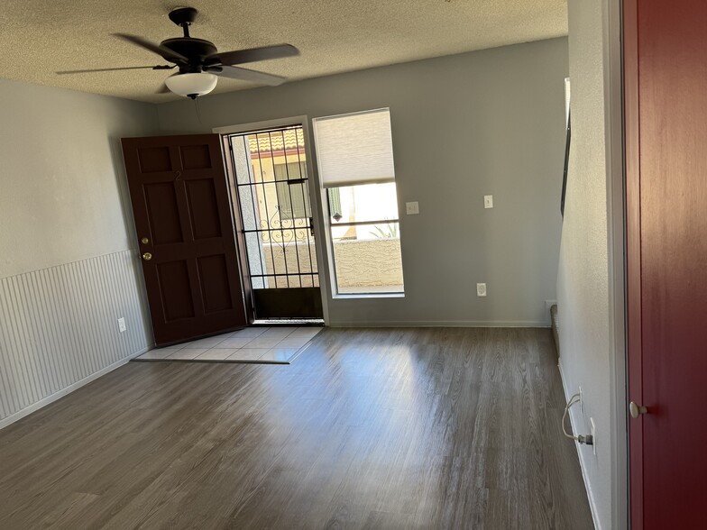 Spacious livingroom - 2832 E Waltann Ln