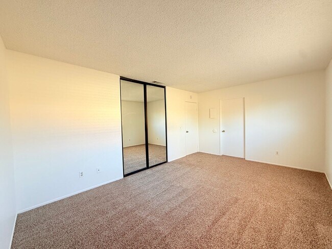 Building Photo - AVAILABLE NOW!!! 2 Bed 2 Bath Upstairs Apa...