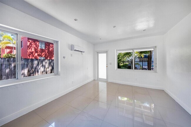 Building Photo - 551 NE 61st St