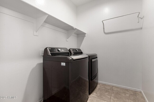 Building Photo - 5267 E Diatomite Dr