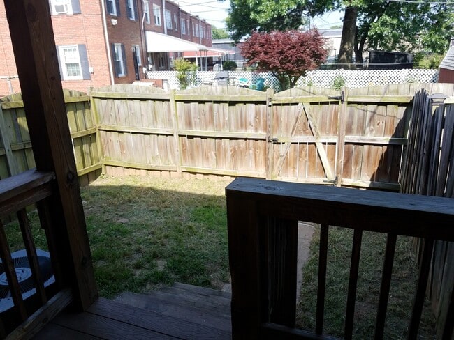 Building Photo - Charming 3 Bedroom/1 Bathroom Townhome in ...
