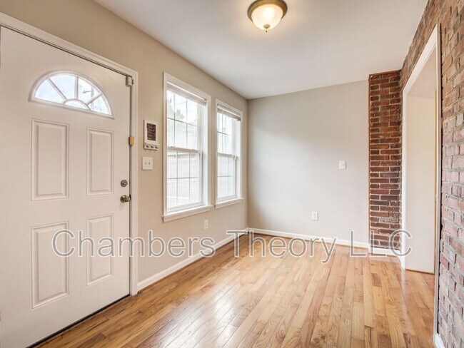 Building Photo - 1417 Downing St NE