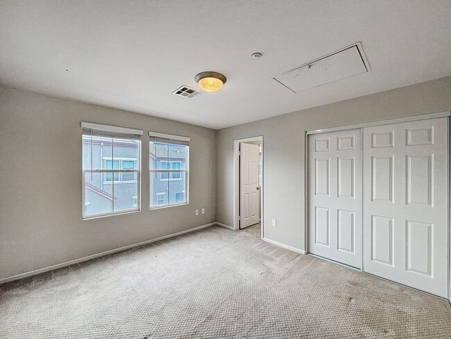 Building Photo - Beautiful 2 Bedroom, 2.5 Bath Condo in Eas...