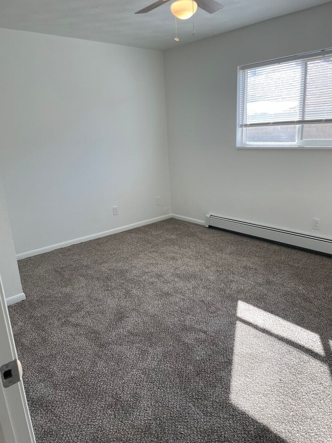 Building Photo - Updated 3 Bed, 1 Bath Upper Unit in Greeley!