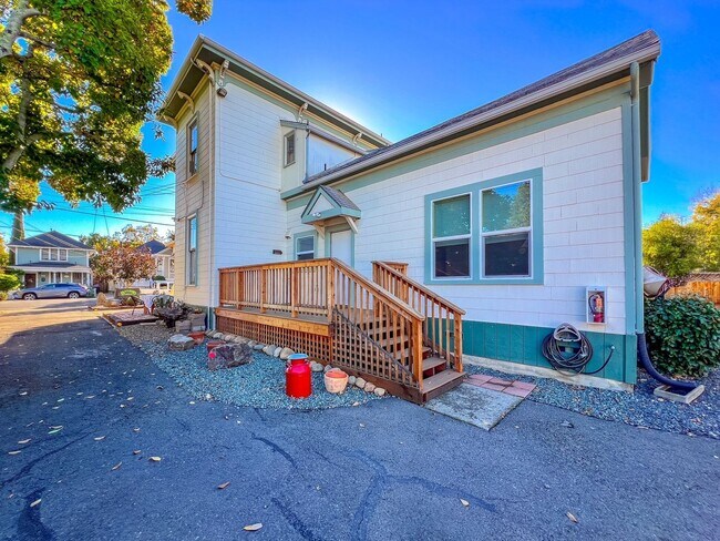 Building Photo - Modern Studio Apartment with Bonus Room, P...