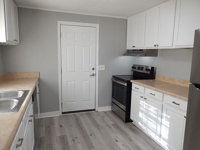 Building Photo - Recently RENOVATED 3/2 w/ Stainless Steel Appliances, Plank Vinyl Throughout, Washer/Dryer, & Lar...