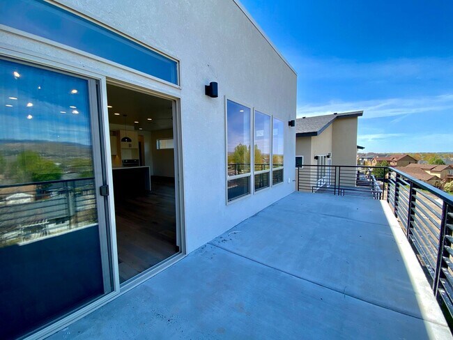 Building Photo - Close to Micron, 3 Bedroom 3 bath w/ a Million Dollar View!