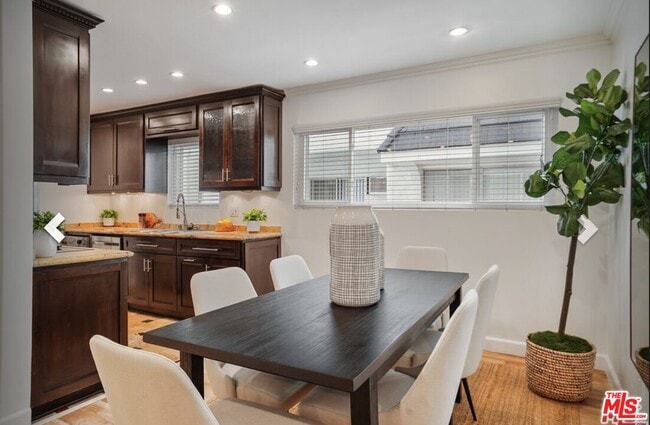 Building Photo - 960 Larrabee St