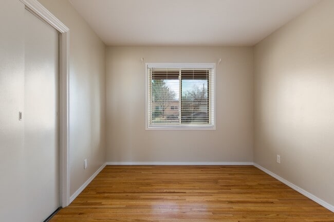 Building Photo - 813 Manzano St NE