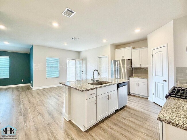 Building Photo - 1405 Redwood Crk