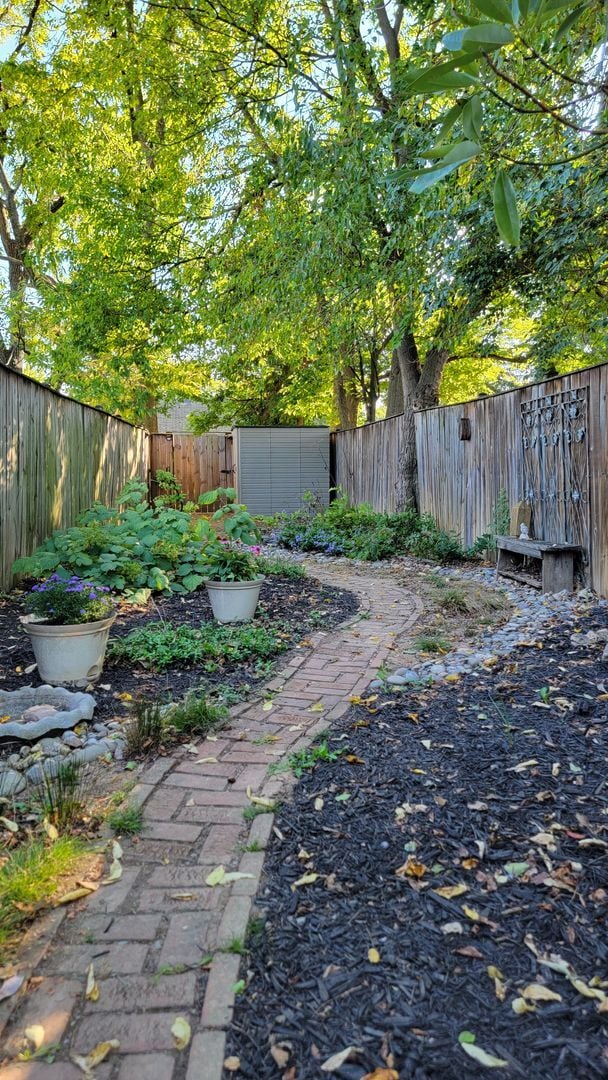 Building Photo - Beautifully Maintained Townhome in Downtow...
