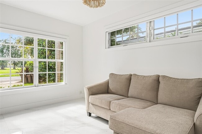 Building Photo - 345 Fairway Dr