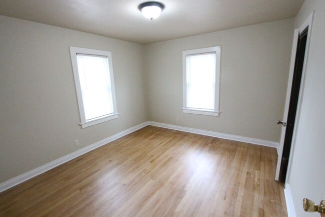 Building Photo - West Allis 3 bedroom 1 bath ranch Home