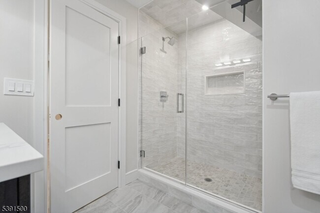 Building Photo - 15 Lake Rd