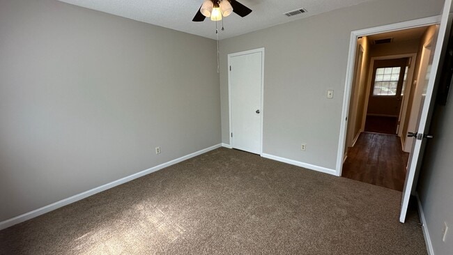 Building Photo - Lovely SOUTHWOOD Area 2/1.5 w/ Large Yard, Deck, & Open Floor Plan! $1350/month Avail July 1st!