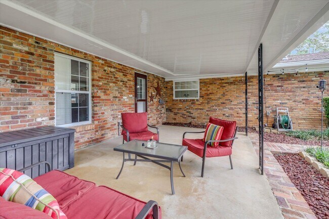 Building Photo - 1917 Sharon Rd