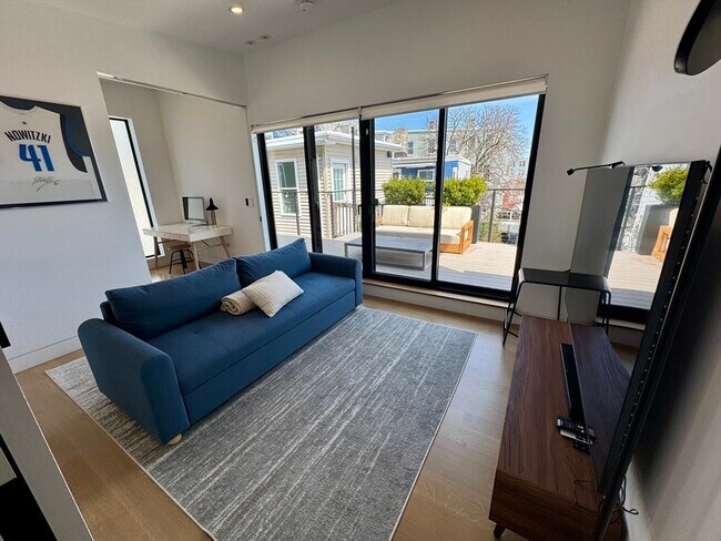 Building Photo - 22 Parker St