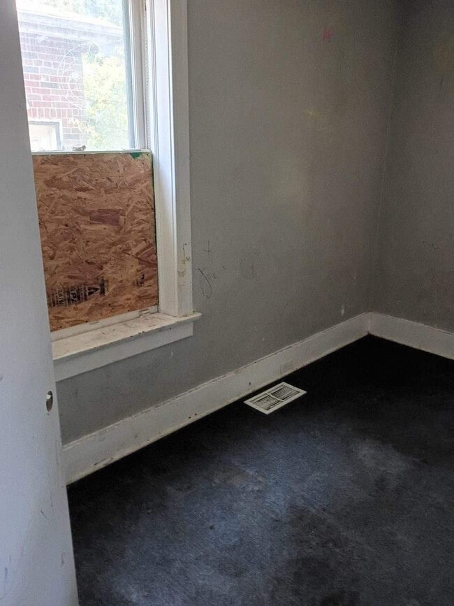 Building Photo - 1027 Garth Ave