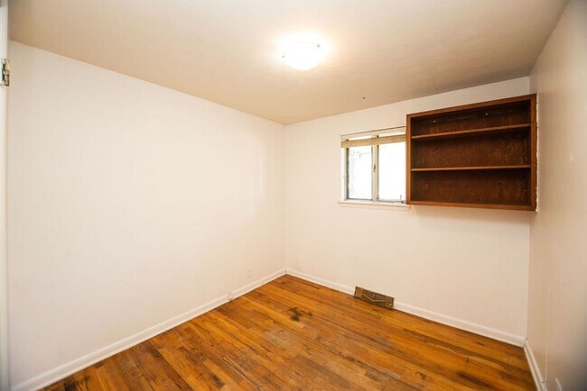 Building Photo - Charming 4 Bedroom, 1.75 Bath Brick Ranch Near Old Town!