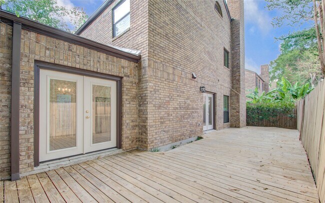 Building Photo - 6 Town Oaks Pl