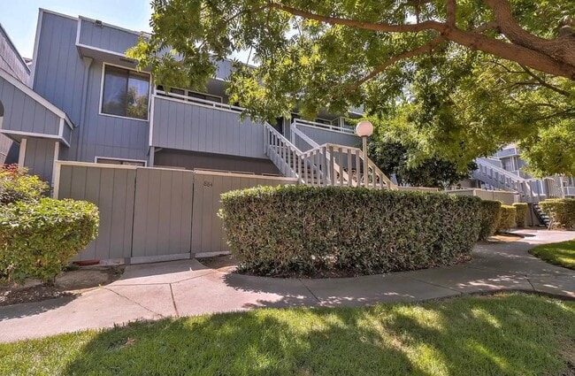Building Photo - 882 La Barbera Dr
