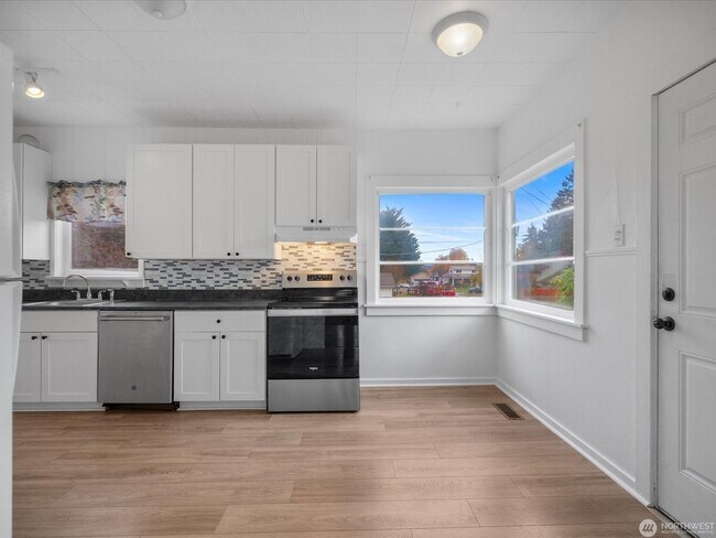 Building Photo - 2431 Pine St