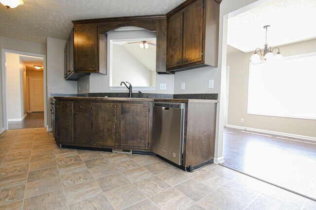 Building Photo - Pet Friendly Three Bedroom!