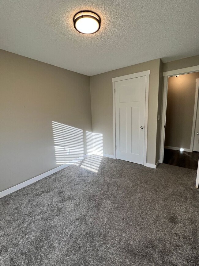 Building Photo - Cozy home next to Sage Point Elementary!