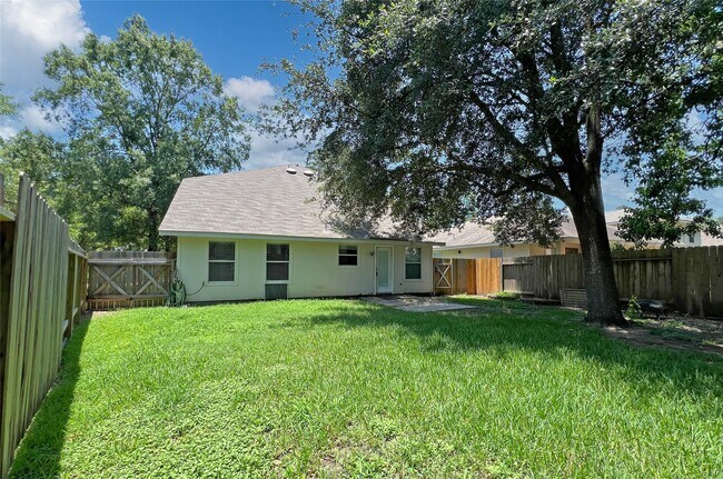 Building Photo - 6 Thicket Grove Pl